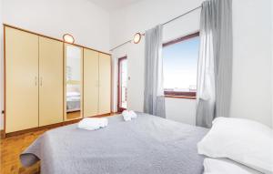 Postel nebo postele na pokoji v ubytování Two-Bedroom Apartment In Sv,petar