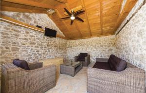 sala de estar con sillas de mimbre y ventilador de techo en 4 Bedroom Gorgeous Home In Polaca, en Polača