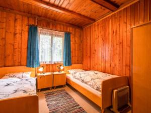 1 dormitorio con 2 camas y TV. en Cozy Chalet in Obsteig with Terrace en Obsteig