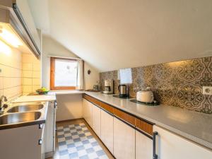 cocina con fregadero y encimera en Cozy Chalet in Obsteig with Terrace en Obsteig