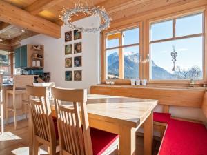 uma sala de jantar com uma mesa e cadeiras e uma janela em Country house in St Georgen im Gailtal near Nassfeld em Sankt Georgen im Gailtal