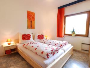 um quarto com 2 camas e uma janela em Great group holiday home em Neukirchen am Grossvenediger