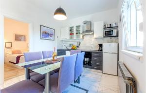 A cozinha ou cozinha compacta de Nice Apartment In Kastel Stari With Kitchen