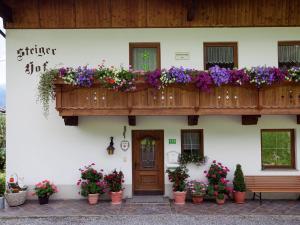 a building with a balcony with flowers on it at Modern Apartment in F genberg with Garden in Fügenberg