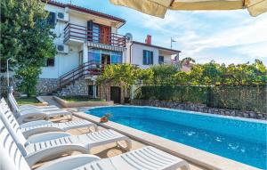 een villa met een zwembad en ligstoelen bij 4 Bedroom Beautiful Home In Pula in Pula