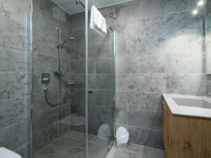 y baño con ducha, aseo y lavamanos. en Apartment in Hollersbach with sauna near ski area en Hollersbach im Pinzgau