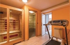 siłownia z bieżnią i garderobą w obiekcie Beautiful Home In Pula With Sauna w Puli