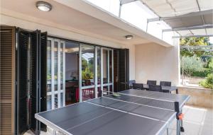 Stolní tenis v ubytování Lovely Home In Pula With Kitchen nebo okolí