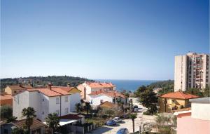widok miasta z lotu ptaka z widokiem na ocean w obiekcie Beautiful Home In Pula With Sauna w Puli