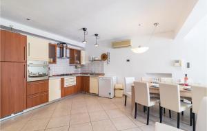Kuchnia lub aneks kuchenny w obiekcie Beautiful Home In Pula With Sauna
