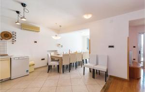 Kuchnia lub aneks kuchenny w obiekcie Beautiful Home In Pula With Sauna