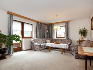 ペットイ・アム・アールベルクにあるComfortable Apartment near Arlberg Ski Area in Tyrolのリビングルーム(ソファ、テーブル付)