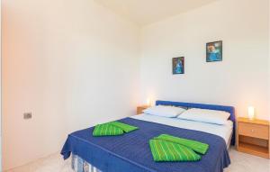 Postel nebo postele na pokoji v ubytování 2 Bedroom Cozy Apartment In Crikvenica