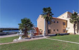 una casa con palmeras delante en Studio Apartment In Vrsar, en Vrsar