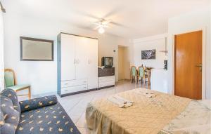 Una sala de estar con una mesa y un comedor. en Studio Apartment In Vrsar, en Vrsar