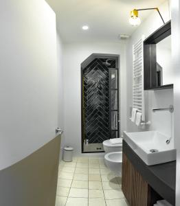 bagno bianco con servizi igienici e lavandino di Old Town Home Trastevere a Roma