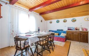 Il comprend une cuisine et un salon avec une table et des chaises. dans l'établissement Awesome Apartment In Stolac With House A Panoramic View, à Žukalj