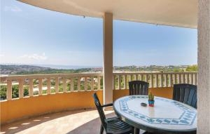 Balkón alebo terasa v ubytovaní Two-Bedroom Apartment Zrnovnica With Sea View 05