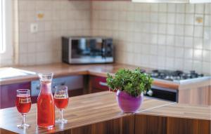 Nápoje v ubytovaní Two-Bedroom Apartment Zrnovnica With Sea View 05