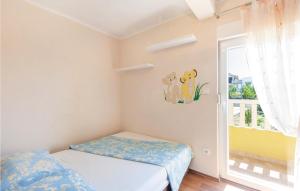 Posteľ alebo postele v izbe v ubytovaní Two-Bedroom Apartment Zrnovnica With Sea View 05