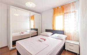 Posteľ alebo postele v izbe v ubytovaní Two-Bedroom Apartment Zrnovnica With Sea View 05