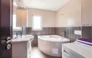 Kúpeľňa v ubytovaní Two-Bedroom Apartment Zrnovnica With Sea View 05