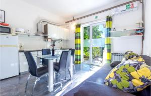 cocina y sala de estar con mesa y sillas en Lovely Apartment In Kastel Stari With Kitchen, en Kaštela
