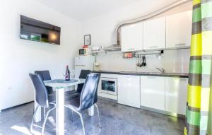 Kuchyňa alebo kuchynka v ubytovaní Apartment Kastel Stari 96 With Outdoor Swimmingpool