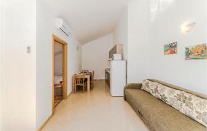 Area soggiorno di Cozy Apartment In Vlasici With House Sea View