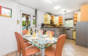 - une cuisine et une salle à manger avec une table et des chaises dans l'établissement 2 Bedroom Amazing Home In Rijeka, à Rijeka