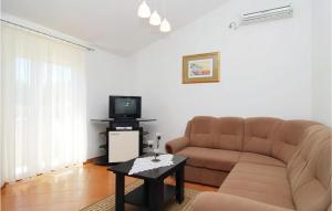 a living room with a couch and a tv at Beautiful Apartment In Vir With 2 Bedrooms And Wifi in Vir