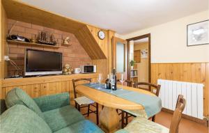 a living room with a table and a tv at Pet Friendly Home In Moscenice With Kitchen in Mošćenice