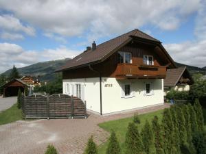 ein weißes Haus mit braunem Dach in der Unterkunft Holiday home in Salzburg Lungau near the ski slope in Sankt Margarethen im Lungau