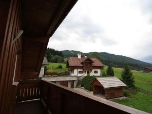 een uitzicht op een huis vanaf het balkon van een huis bij Holiday home in Salzburg Lungau near the ski slope in Sankt Margarethen im Lungau