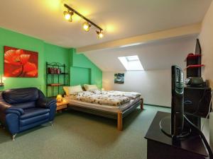 ein Schlafzimmer mit einem Bett, einem Stuhl und einem TV in der Unterkunft Deluxe Apartment in Vandans with Sauna in Vandans