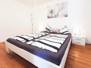 ein großes Bett mit schwarzer und weißer Bettwäsche in einem Schlafzimmer in der Unterkunft Apartment in Gaschurn near the ski area in Gaschurn