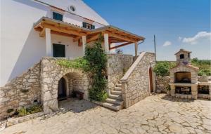 ein Haus mit einer Steinmauer und einer Treppe davor in der Unterkunft Nice Home In Vidovici With Wifi in Vidović