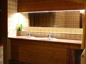 フラッハウにあるApartment with balcony and saunaのバスルーム(シンク2台、大きな鏡付)