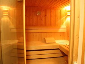 Apartment with balcony and sauna في فلاخاو: ساونا بجدران خشبية وارفف خشبية فيها