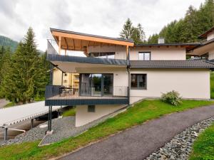 巴德小基希海姆的住宿－Premium apartment in ski area Bad Kleinkirchheim，山丘上带阳台的房子