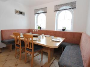 - une salle à manger avec une table et des chaises en bois dans l'établissement Luxurious Mansion in Goldegg near Skiing Area, à Goldegg