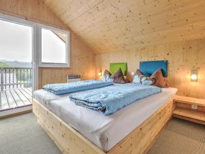 ein Schlafzimmer mit einem großen Bett in einem Holzhaus in der Unterkunft Detached chalet in Hohentauern with sauna in Hohentauern
