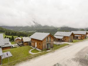 ホーエンタウアーンにあるDetached chalet in Hohentauern with saunaの木造家屋のある村の空中風景