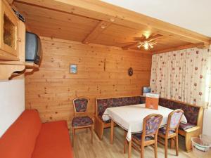 ein Esszimmer mit einem Tisch und Stühlen in der Unterkunft Gorgeous Apartment in Kappl Tyrol with Mountain Views in Kappl