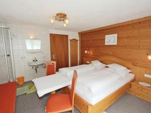 1 Schlafzimmer mit 2 Betten und einem Waschbecken in der Unterkunft Gorgeous Apartment in Kappl Tyrol with Mountain Views in Kappl