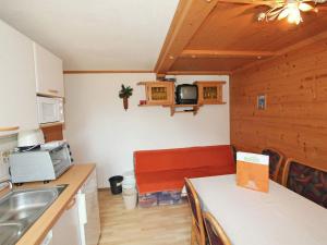 eine Küche mit Sofa und Waschbecken in einem Zimmer in der Unterkunft Gorgeous Apartment in Kappl Tyrol with Mountain Views in Kappl