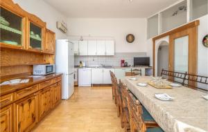 Kuchyň nebo kuchyňský kout v ubytování Awesome Home In Klenovica With House Sea View