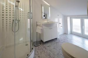 ein Bad mit einer Dusche, einem Waschbecken und einem WC in der Unterkunft Centrally located studio apartment Seagull in Rijeka