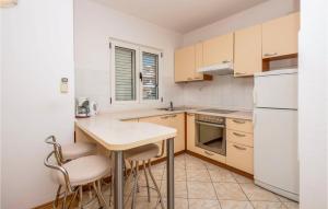 Kuchyň nebo kuchyňský kout v ubytování Lovely Apartment In Makarska With Kitchen