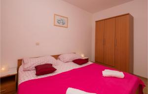 Postel nebo postele na pokoji v ubytování Lovely Apartment In Makarska With Kitchen